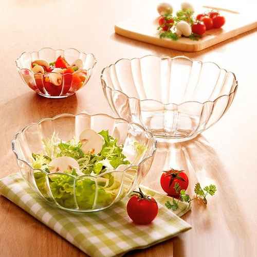 Mangkuk salad berwarna dengan bahan segar